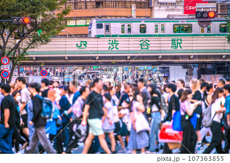 日本の東京都市景観 9月。全国・47都道府県/減↓。華やかな…賑わう渋谷駅前。マ無し、感染爆発はない 日本の東京都市景観 9月。全国・47都道府県/減↓。華やかな…賑わう渋谷駅前。マ無し、感染爆発はない 107363855