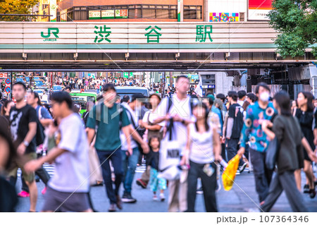 日本の東京都市景観 9月。全国・47都道府県/減↓。外国人らで賑わう渋谷駅前。マ無し、感染爆発はない 日本の東京都市景観 9月。全国・47都道府県/減↓。外国人らで賑わう渋谷駅前。マ無し、感染爆発はない 107364346