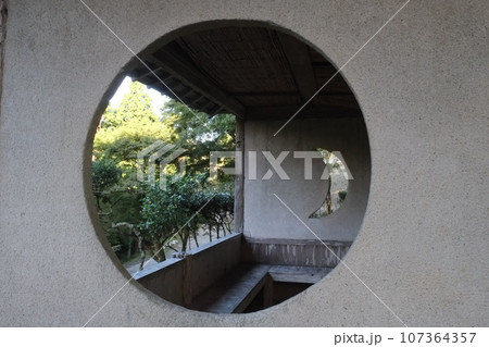 満月と三日月 満月と三日月 107364357