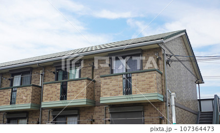 日本のアパート(2階建ての低層集合住宅) 日本のアパート(2階建ての低層集合住宅) 107364473