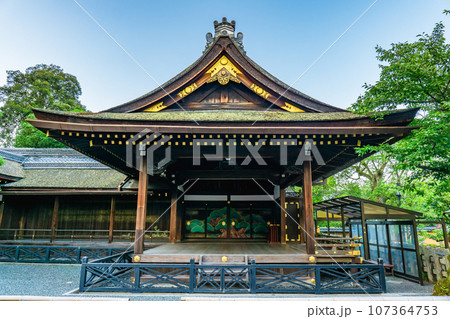 京都市伏見区の伏見稲荷大社　神楽殿 107364753