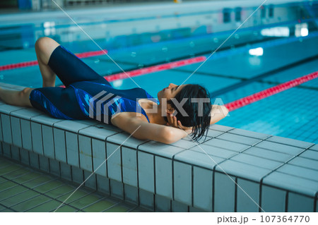 プールでの水泳選手のワンシーン 107364770
