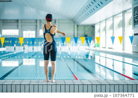 プールでの水泳選手のワンシーン 107364771