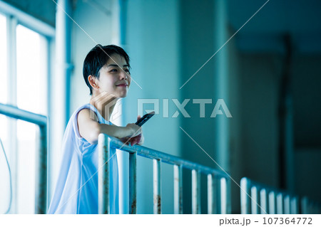 プールでのワンシーン 107364772