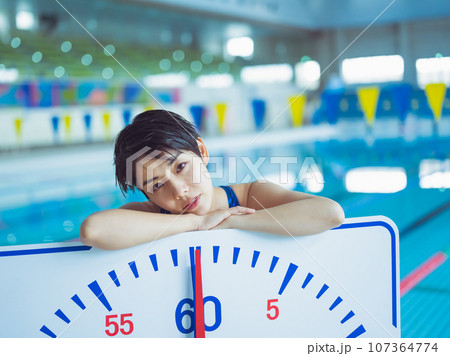 プールでの水泳選手のワンシーン 107364774