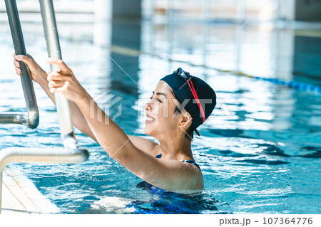 プール施設にて 107364776