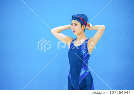 プール施設にて 107364944