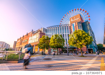日本の横浜都市景観 9月。センター北駅前・青空と夕日に映える観覧車や都築阪急などを望む 日本の横浜都市景観 9月。センター北駅前・青空と夕日に映える観覧車や都築阪急などを望む 107364971