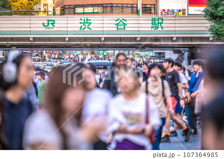 日本の東京都市景観 9月。全国・47都道府県/減↓。脱コロナ…賑わう渋谷駅前。マ無し、感染爆発はない 107364985
