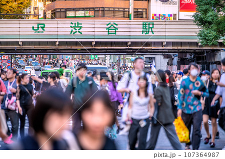 日本の東京都市景観 9月。全国・47都道府県/減↓。脱コロナ…賑わう渋谷駅前。マ無し、感染爆発はない 107364987