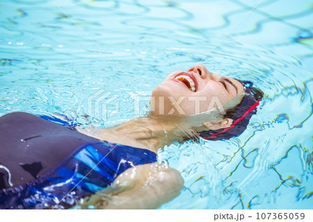 プールでのワンシーン 107365059