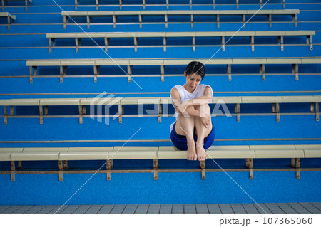 プールでのワンシーン 107365060