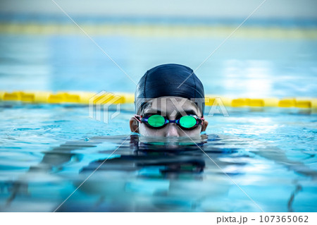 プールでのワンシーン 107365062