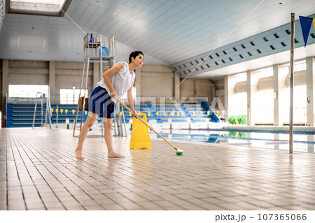 プールでのワンシーン 107365066