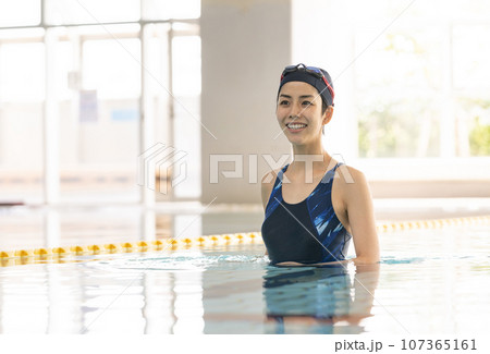 プール施設にて プール施設にて 107365161