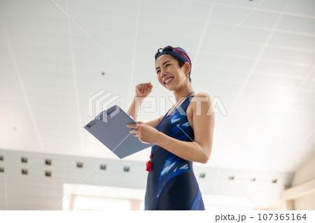 プールでのワンシーン 107365164