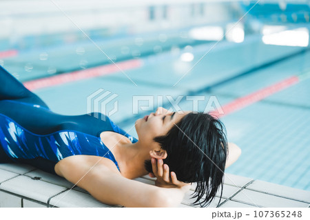 プールでの水泳選手のワンシーン 107365248