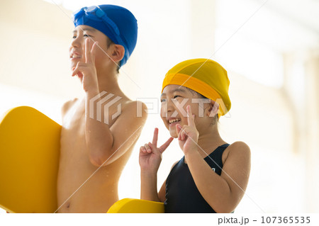 プールで遊ぶ子供たち 107365535