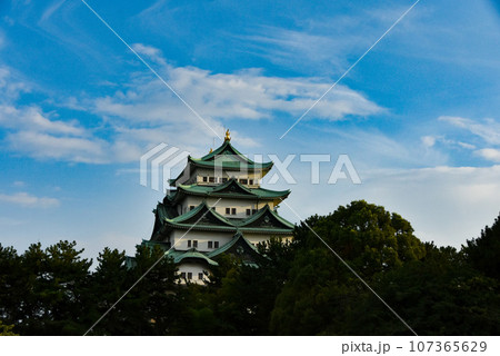 夏の澄んだ青空と名古屋城 107365629