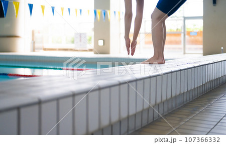 プールでの水泳選手のワンシーン プールでの水泳選手のワンシーン 107366332
