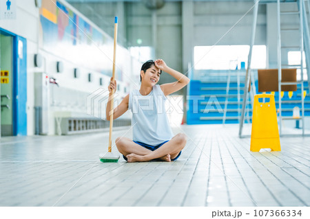 プール施設にて 107366334