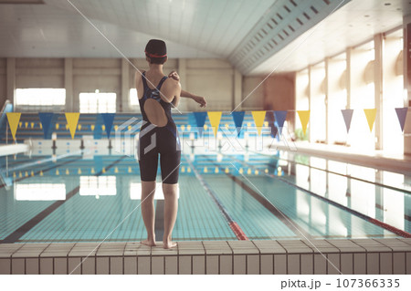 プールでの水泳選手のワンシーン プールでの水泳選手のワンシーン 107366335