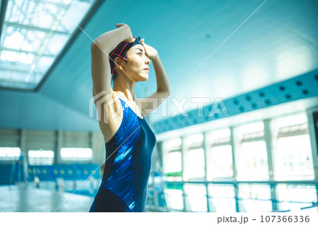 プールでのワンシーン 107366336