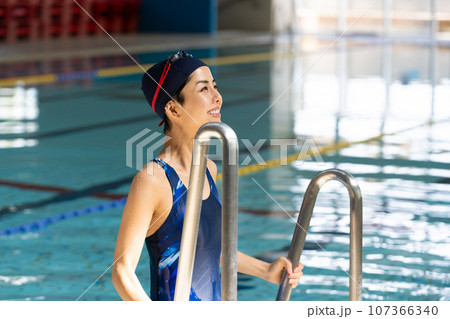 プール施設にて 107366340