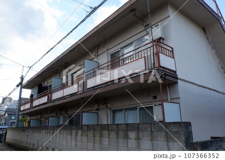古いアパート 107366352