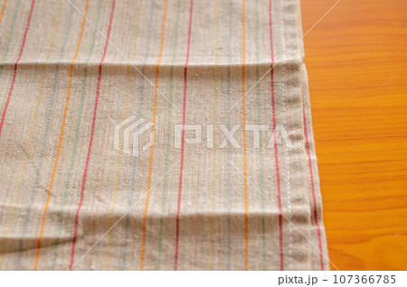 ストライプ生地の縫い目 107366785