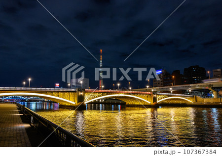 隅田川ライトアップ橋とスカイツリー 107367384