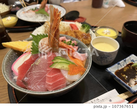 海鮮丼ととんかつ定食 海鮮丼ととんかつ定食 107367651
