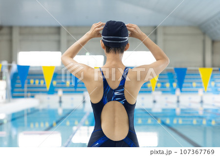 プールで泳ぐ女性 プールで泳ぐ女性 107367769
