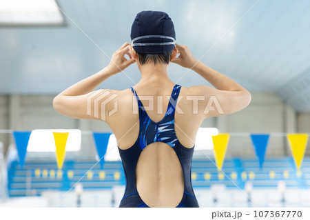プールで泳ぐ女性 107367770