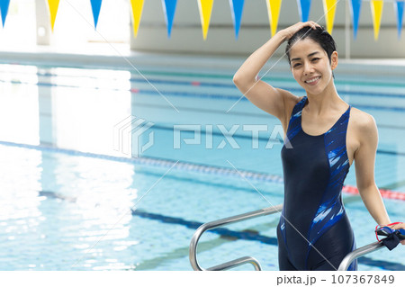 プールに通う女性 プールに通う女性 107367849