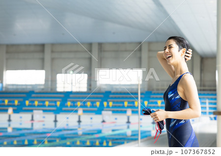 プールに通う女性 プールに通う女性 107367852