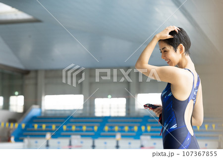 プールに通う女性 107367855
