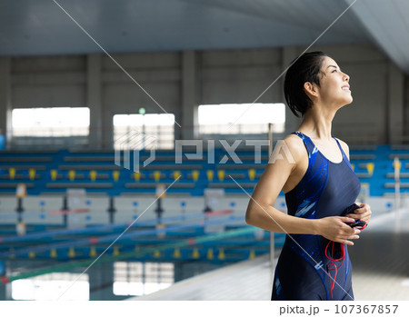 プールに通う女性 107367857