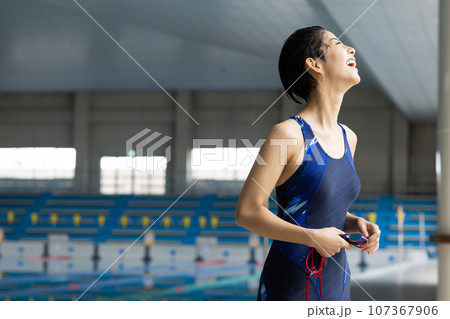 プールに通うきれいな女性 107367906