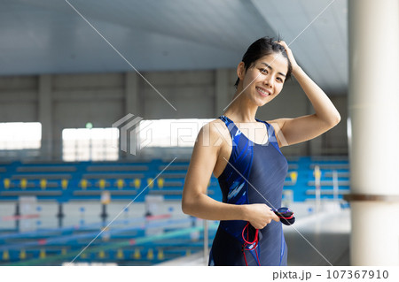 プールに通うきれいな女性 107367910