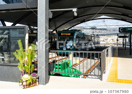 新年の広島電鉄・広電宮島口駅 広島県廿日市市 新年の広島電鉄・広電宮島口駅 広島県廿日市市 107367980