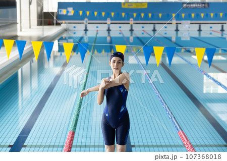 プールに通うきれいな女性 107368018