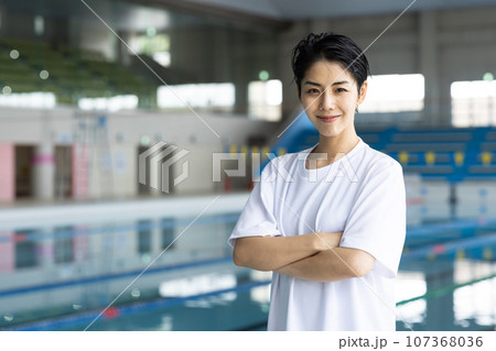 プールでタイムを測るコーチ プールでタイムを測るコーチ 107368036