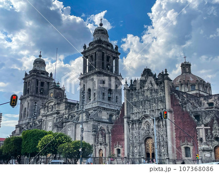 メキシコシティ　ソカロ広場に建つメトロポリタン大聖堂 107368086