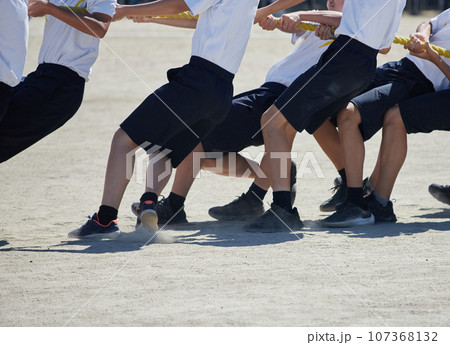 中学校の運動会の学生達の綱引きの様子 中学校の運動会の学生達の綱引きの様子 107368132