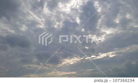 空模様 雲 雲の多い午後 天使の梯子 107368234