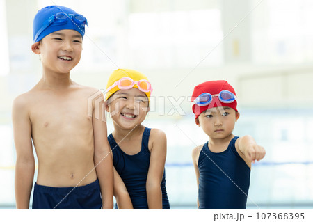 プールに通う子供たち 107368395