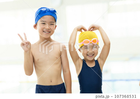 プールに通う子供たち 107368531