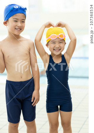 プールに通う子供たち 107368534