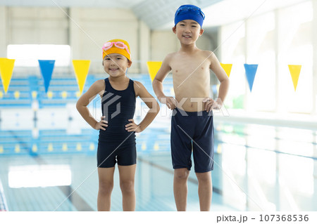 プールに通う子供たち プールに通う子供たち 107368536